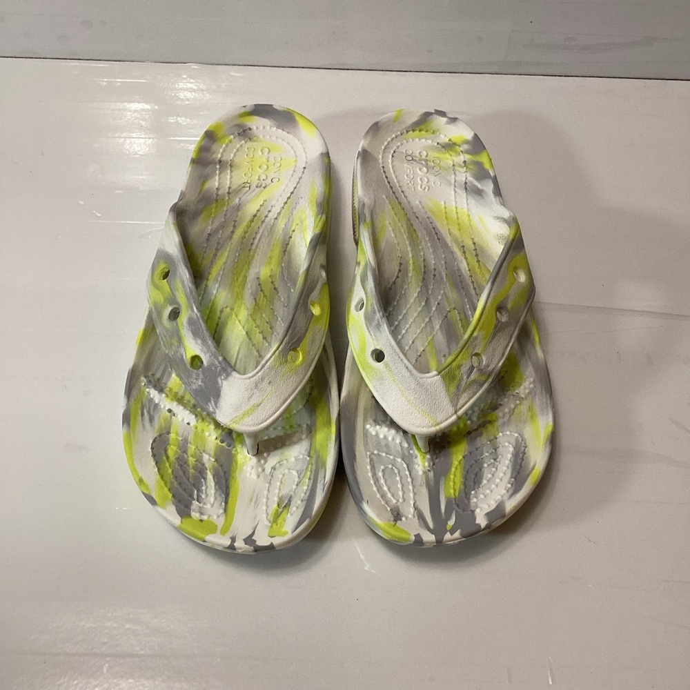 CROCS tie dye unisex sandals NWOB mans size 7 women’s size 9